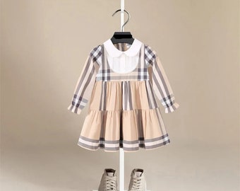 Vestido de niña a cuadros de inspiración vintage con cuello Peter Pan