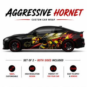 Puede incluir: Coche negro con un vinilo personalizado con un diseño de avispa amarilla y negra con detalles rojos. El texto "AGGRESSIVE HORNET" y "CUSTOM CAR WRAP" se muestran encima del coche. El vinilo es 100% personalizable y fácil de aplicar y quitar.