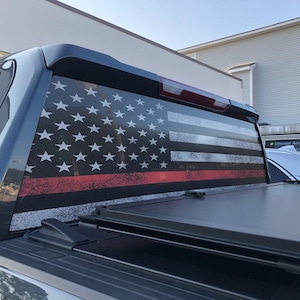 Dünne rote Linie Heckscheibenaufkleber - Feuerwehrmann Amerikanische Flagge für Pick-Up Trucks