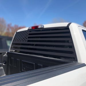 Sticker drapeau américain sur la lunette arrière – Sticker noir et transparent des États-Unis pour camions