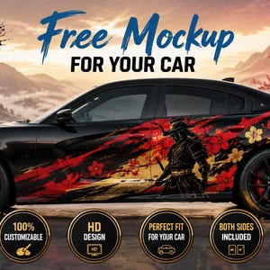 Puede incluir: Coche negro con un diseño de temática japonesa que presenta un guerrero samurái, flores rojas y el texto "Free Mockup FOR YOUR CAR". El diseño incluye "SET OF 2 / BOTH SIDES INCLUDED" y otros iconos.