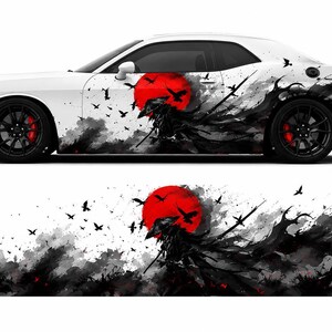 Puede incluir: Un coche deportivo blanco con un adhesivo lateral que muestra una ilustración en tinta negra de una figura encapuchada con una espada, frente a un gran círculo rojo, rodeada de pájaros volando y patrones abstractos de humo negro.