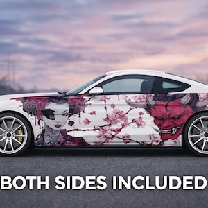 以下が含まれることがあります： 白いスポーツカー。カスタムグラフィックは、芸者と赤い鬼と桜の花のデザインが特徴です。「BOTH SIDES INCLUDED」というテキストが画像の下部に表示されています。