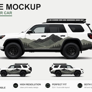 Könnte beinhalten: Ein weißer SUV mit schwarzem Dachträger und einem Berglandschaftsaufkleber an der Seite. Der Text lautet FREE MOCKUP FOR YOUR CAR, 100% CUSTOMIZABLE, HIGH RESOLUTION, PERFECT FIT und BOTH SIDES. Das Fahrzeug hat schwarze Reifen und Felgen.