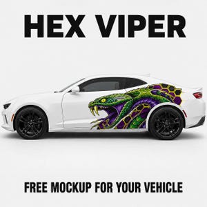 以下が含まれることがあります： サイドパネルに大きなグラフィックデカールが施された白いスポーツカー。デカールには、黄色い目と牙を持つ緑と紫のヘビが描かれており、黒と黄色の六角形のパターンが背景になっています。車の上部にはHEX VIPERというテキストがあります。
