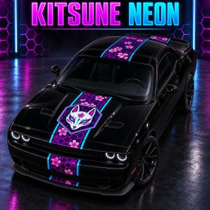 Könnte beinhalten: Ein schwarzer Sportwagen mit einem zentralen Rennstreifen, der ein violettes Wabenmuster, rosa Kirschblüten und eine weiße Fuchsmaskengrafik auf der Motorhaube zeigt. Der Text KITSUNE NEON erscheint in rosa und blauer Neon-Schrift über dem Fahrzeug.