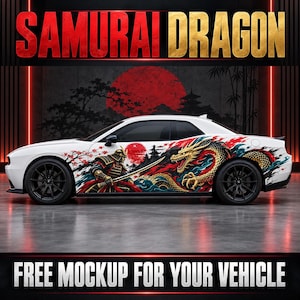 Könnte beinhalten: Ein weißes zweitüriges Coupé mit einer vollflächigen Grafikfolierung. Das Design zeigt einen Samurai mit Schwert gegenüber einem goldenen Drachen vor einer roten Sonne und Pagode. Der Text SAMURAI DRAGON und FREE MOCKUP FOR YOUR VEHICLE ist zu sehen.