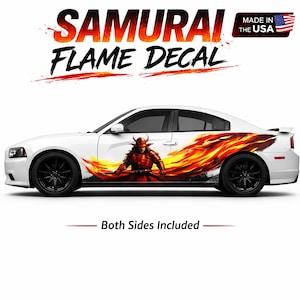Puede incluir: Coche blanco con un diseño de "Samurai Flame Decal". La calcomanía presenta un guerrero samurái con armadura roja con un diseño de llama ardiente. También se ve el texto "Made in the USA".