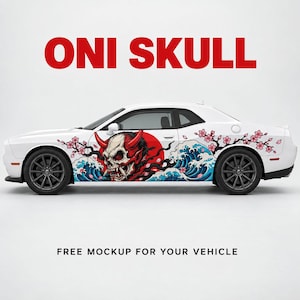 Puede incluir: Un cupé blanco de dos puertas con una calcomanía lateral grande de una calavera Oni roja y blanca, olas azules y flores de cerezo rosas. El texto ONI SKULL aparece en rojo arriba y FREE MOCKUP FOR YOUR VEHICLE está impreso abajo.