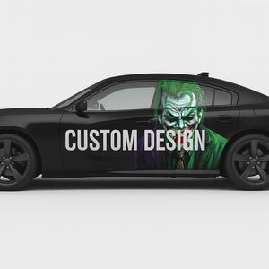 Puede incluir: Un sedán negro que presenta un gráfico lateral de un personaje con cabello verde y pintura facial blanca, acompañado por el texto blanco CUSTOM DESIGN impreso en una fuente sans-serif negrita en las puertas delanteras y traseras.