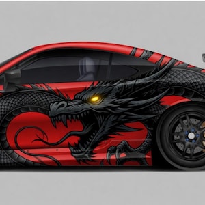 Peut inclure: Voiture de sport rouge ornée d'un motif de dragon noir sur le côté. Le dragon a des yeux jaunes brillants et des détails complexes. La voiture a des roues noires et un aileron arrière, créant une esthétique dynamique.