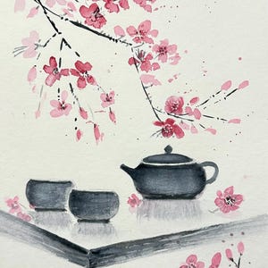 以下が含まれることがあります： 濃い灰色の急須と2つの湯呑みが平らな面に置かれた水彩画。茶器の上にはピンク色の桜の花が咲く枝が垂れ下がっている。左下隅には茶道を意味する日本語の文字が書かれている。