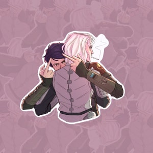 Puede incluir: Una pegatina con una ilustración digital de dos personas, una con cabello blanco y la otra con cabello morado, abrazándose. La persona con cabello blanco tiene un cigarrillo en la boca y una mano en el hombro de la otra persona. La persona con cabello morado tiene los brazos alrededor de la cintura de la otra persona.