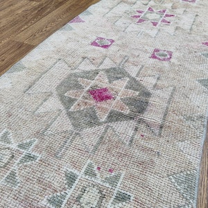 Tappeto da corridoio Herki in lana annodato a mano: beige, verde, rosa, stile vintage turco (2,8x9,6 piedi)