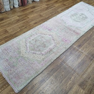 Tappeto da corridoio Herki in lana annodato a mano: tappeto turco vintage verde e rosa (3,1x10,3 piedi)