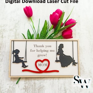 SVG para el Día de la Madre, Plantilla de IA para agradecer a mamá, Tarjeta de agradecimiento para mamá en PDF, Patrón de grabado, Archivo CDR para el Día de la Mujer, Niña en columpio creciendo