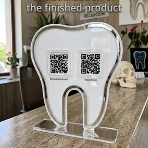 QR-codehouder met tandmotief (SVG) voor tandartspraktijk, bordje om te scannen en een recensie achter te laten, lasergesneden acryl display voor sociale media, betaal- en logo-display voor tandarts.