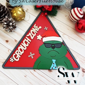 Grönt monster juldörrskylt, festlig SVG laserskuren fil, julgranskulor väggdekor DXF, EPS-filmall, rolig grinig julkaraktär