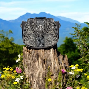 Monedero oculto Montana West: piel color carbón oscuro con bordados y pedrería color crema. Nuevo con etiquetas.