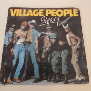 Könnte beinhalten: Vintage Vinyl-Schallplattenhülle für den Song "Sleazy" der Village People. Das Cover zeigt eine Gruppe von Männern in verschiedenen Kostümen, darunter ein Polizist, ein Bauarbeiter, ein Cowboy und ein amerikanischer Ureinwohner. Das Label ist Barclay.