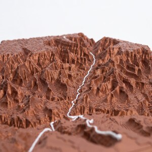 Closeup detail shot of long section of trail showcasing copper material and 3D printed layers. Topographic detail can be seen clearly.