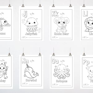 K&ouml;nnte beinhalten: Acht schwarz-wei&szlig;e Lernposter, die jeweils ein Tier und den entsprechenden Buchstaben des Alphabets zeigen. Zu den Tieren geh&ouml;ren ein Leguan, eine Qualle, ein Koala, ein L&ouml;we, ein Affe, ein Narwal, ein Oktopus und ein Schwein. Jedes Poster hat den Text "is for" und "With Love".