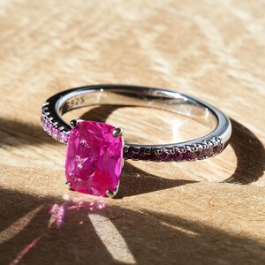 Anillo de media eternidad de plata de ley con circonita rosa de 2 quilates hecho a mano