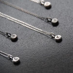 Collar con colgante de inicial de plata de ley hecho a mano. Dije de letra personal. Colgante de pepita de plata reciclada. Regalo para todos. Regalo de cumpleaños en el Reino Unido.