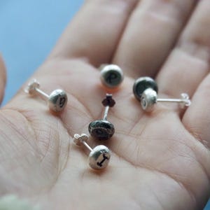 Pendientes de botón con inicial personalizados, hechos a mano en plata de ley, pendientes con letra personalizada, joyería minimalista, regalo para ella/él, joyería artesanal del Reino Unido.