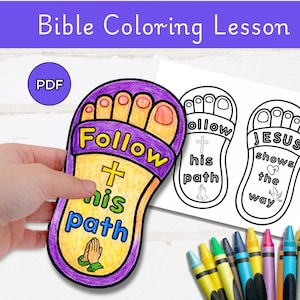 Könnte beinhalten: Eine Bibel-Malstunde mit einem farbenfrohen, fußförmigen Ausschnitt mit den Worten "Follow his path" und einem Kreuz. Zwei schwarz-weiße Fußumrisse mit religiösen Sätzen sind ebenfalls abgebildet. Buntstifte sind unten.