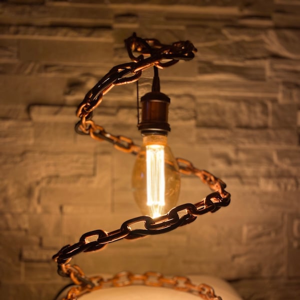 Lampe industrielle faite à la main - lampe à chaîne avec ampoule. Bureau, séjour, chambre. Éclairage de style industriel, décoration intérieure
