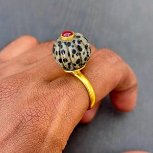 Dalmatinerring, svartprickig ring, vattenmelonformad ring, rubinring, röd stenring, guldfylld ring, handgjorda smycken.