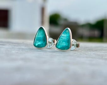 Clous d'oreilles Paraiba en argent tourmaline : bijoux bohème bleu néon