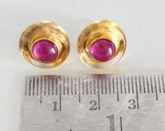 Pendientes de rubí hechos a mano: Pendientes minimalistas de plata con cristales y diseño delicado.