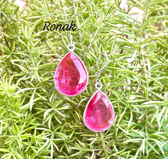 天然ルビーのドロップピアス：925スターリングシルバー、ハンドメイド