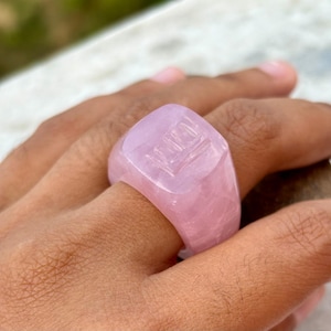 Anel de quartzo rosa, anel de quartzo rosa, anel de pedra preciosa, anel feito à mão, anel feminino, anel lindo, anel esculpido, anel de promessa, presente para ela.