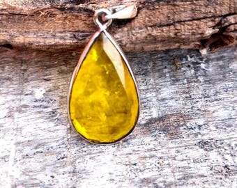 Colgante de hoja de zafiro amarillo: joyería artesanal de plata de ley con piedra natal.