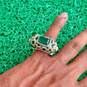 Handgjord ring i sterlingsilver med dalmatisk sten och smaragd