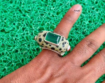 Handgjord ring i sterlingsilver med dalmatisk sten och smaragd