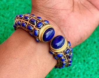 Lapis Lazuli Armreif: Vergoldeter Schmuck mit blauen Edelsteinen