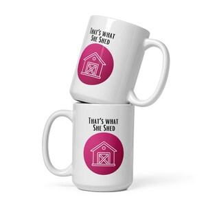 Tazza divertente That&#39;s What She Shed Tazza in ceramica bianca lucida da 15 once
