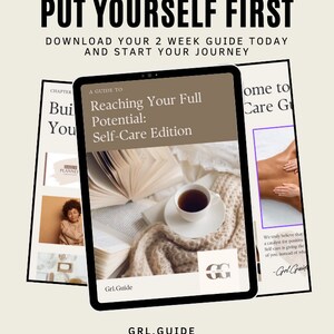 Puede incluir: Una guía digital titulada "Alcanzar tu máximo potencial: Edición de autocuidado" con un libro marrón y blanco, una taza de café y una mano masajeando una espalda. La guía está en una tableta con el texto "Grl.Guide" en la parte inferior.