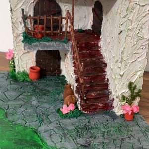 Casita blanca techo rojo