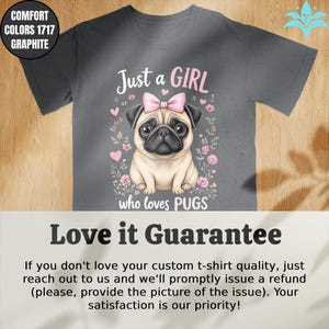 Maglietta Just a Girl Who Loves Pugs, maglietta grafica con simpatico carlino, regalo per gli amanti dei carlini, maglietta con colori confortevoli, maglietta divertente con cane, maglietta per mamma di carlino immagine 4
