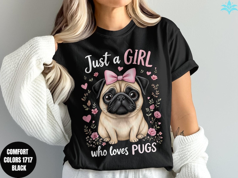 Maglietta Just a Girl Who Loves Pugs, maglietta grafica con simpatico carlino, regalo per gli amanti dei carlini, maglietta con colori confortevoli, maglietta divertente con cane, maglietta per mamma di carlino immagine 1