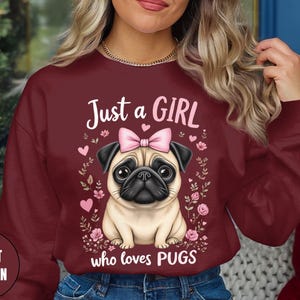 Maglietta Just a Girl Who Loves Pugs, maglietta grafica con simpatico carlino, regalo per gli amanti dei carlini, maglietta con colori confortevoli, maglietta divertente con cane, maglietta per mamma di carlino immagine 8