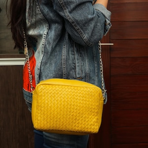 Bolsa feminina de couro natural macio com alça de couro e corrente - disponível em 3 cores