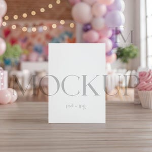 Maqueta de invitación de cumpleaños, maqueta de invitación de 5x7 (PSD), maqueta de tarjeta de 5x7 con globos, maqueta de tarjeta para niña, maqueta de tarjeta de fiesta de princesa