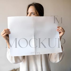 Mockup bruiloftskrant, blanco PSD-krant, mockup grote krant, mockup gevouwen krant, bewerkbaar mockup trouwprogramma