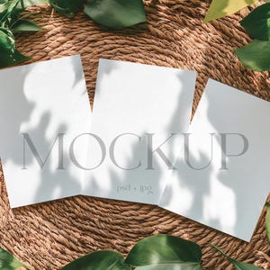 Mockup di tre biglietti d'invito, mockup di set di 3 biglietti, mockup di carte da gioco per baby shower, mockup di biglietti di auguri modificabili, mockup di biglietti neutri 5x7 CP2